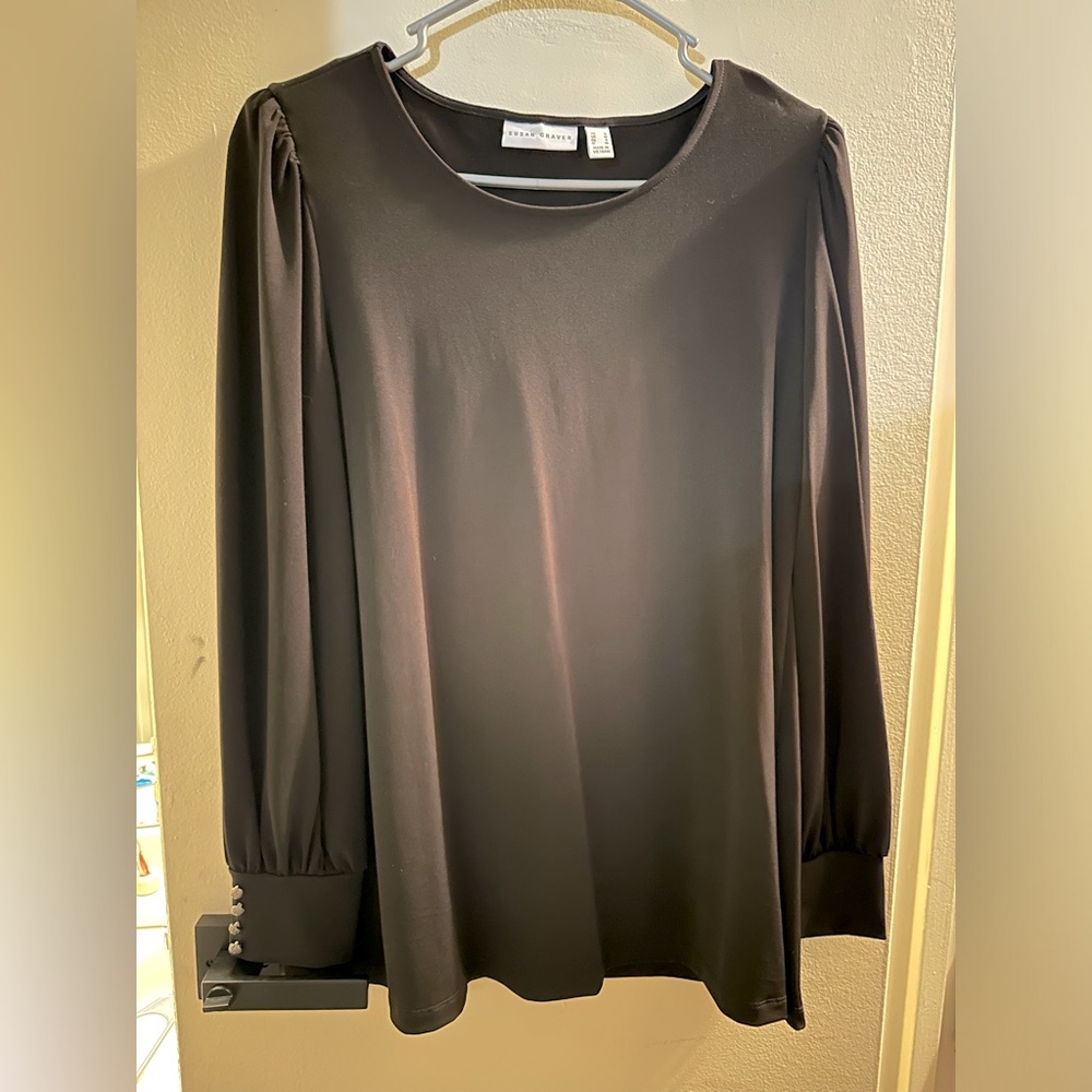 Soft top with buttons on the sleeves